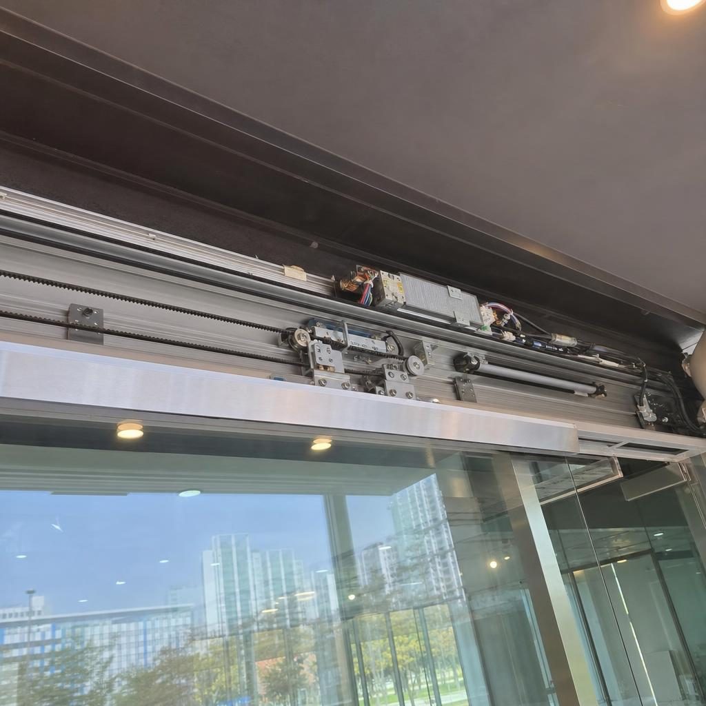 인천 자동문 수리 작업 이미지